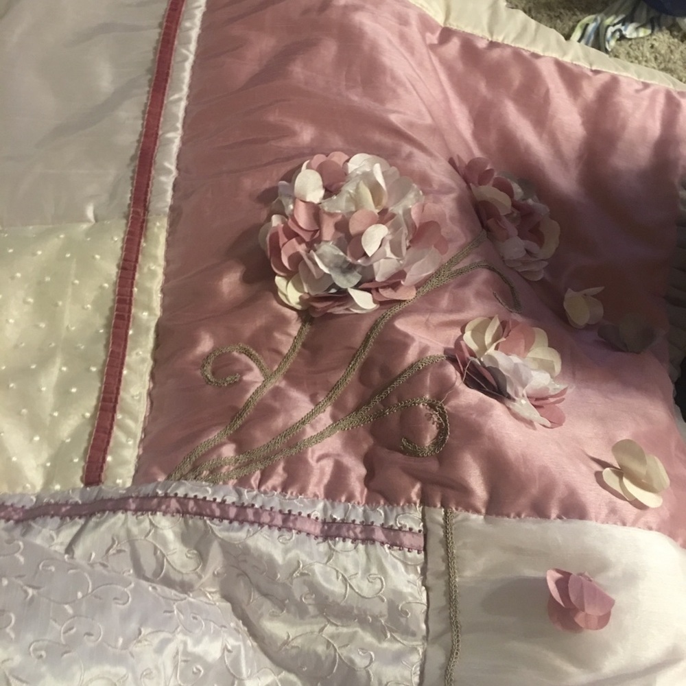 Beautiful crib bedding set!